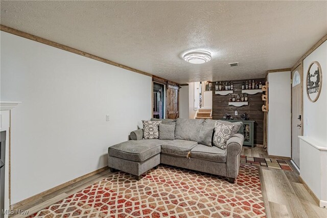 2880 Hetzel Dr, Parma, OH 44134 - living area with light wood-style floors and a textured ceiling