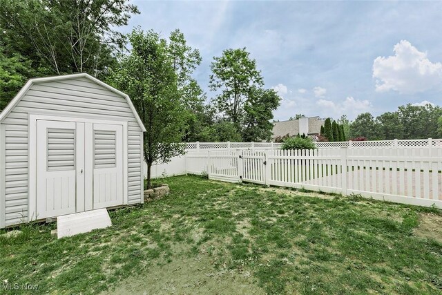 686 Outrigger Cv, Painesville, OH 44077 - fenced backyard with a storage unit