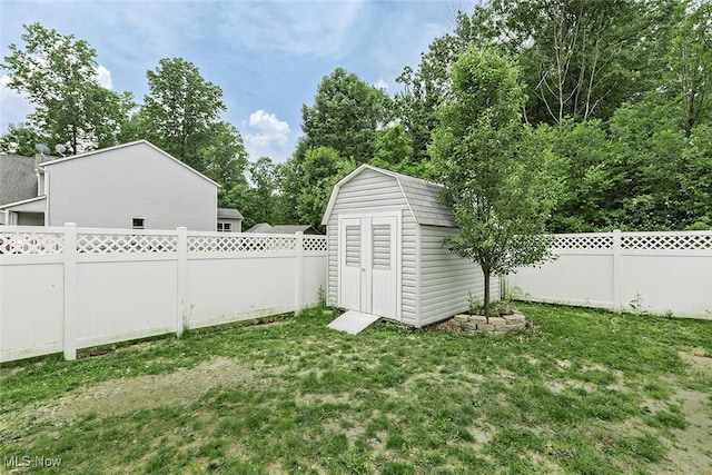 686 Outrigger Cv, Painesville, OH 44077 - fenced backyard with a shed