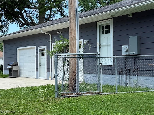 3726 Silvieus St, Ashtabula, OH 44004 - view of side of home with driveway and a shingled roof