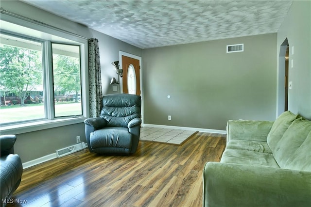 2847 Selkirk Bush Rd SW, Warren, OH 44481 - sitting room with wood finished floors and a textured ceiling