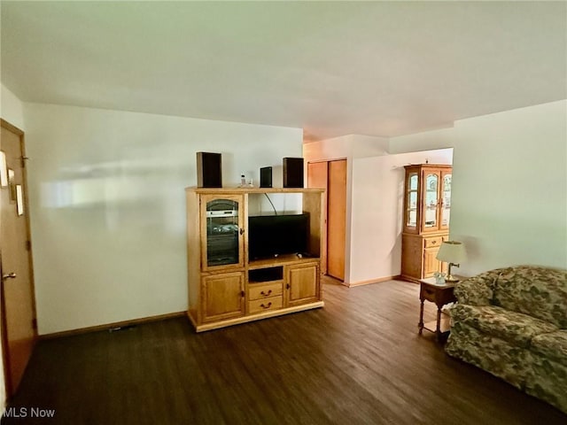 120 Bantam Ridge Ct, Wintersville, OH 43953 - living area featuring dark wood-style flooring and baseboards