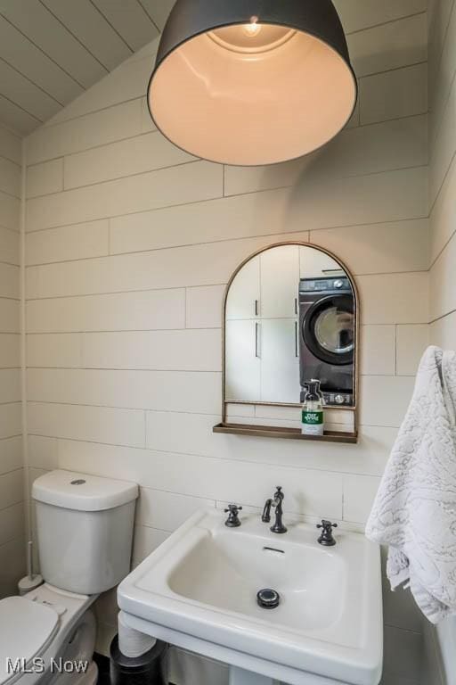 1004 Clarendon Ave SW, Canton, OH 44710 - half bath with a sink and lofted ceiling