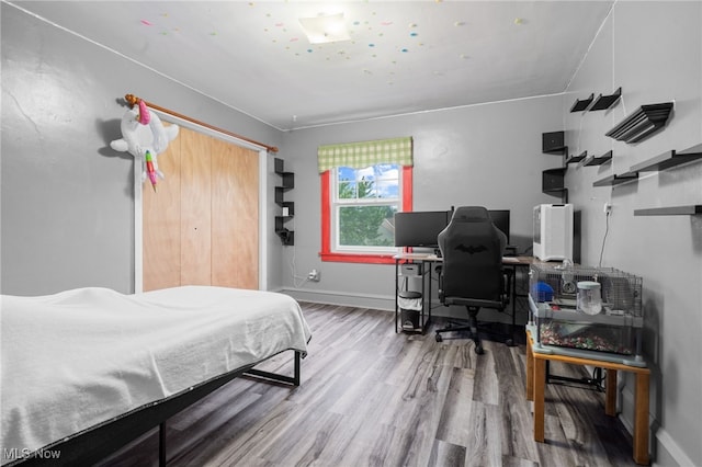 6478 Kerneywood Rd, Parma, OH 44129 - bedroom featuring wood finished floors and a desk