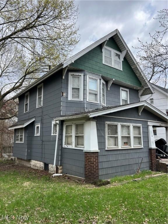 156 Colony Cres, Akron, OH 44305 - view of side of property featuring a lawn