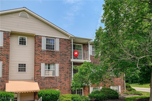 10790 Ravenna Rd Unit 302, Twinsburg, OH 44087 - view of side of property with brick siding