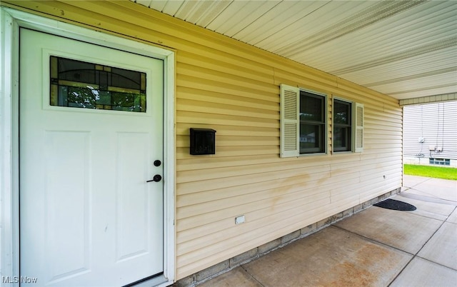5672 Stanford Ave, Youngstown, OH 44515 - doorway to property with a porch