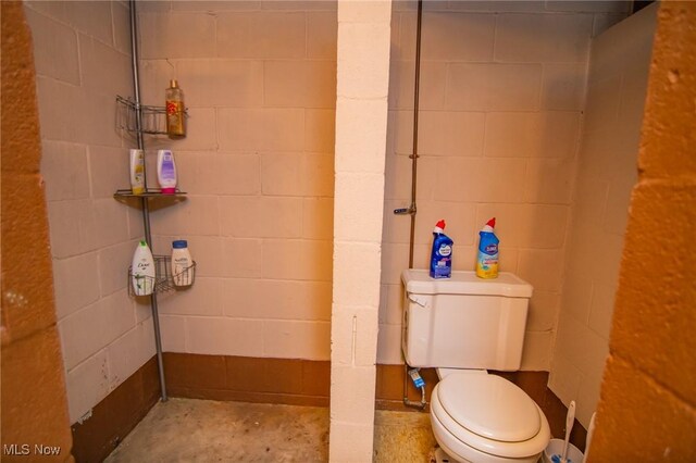 104 W Blvd, Mingo Junction, OH 43938 - bathroom with concrete floors and concrete block wall