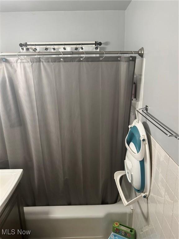 7438 Westview Dr, Youngstown, OH 44512 - full bathroom featuring shower / tub combo and vanity