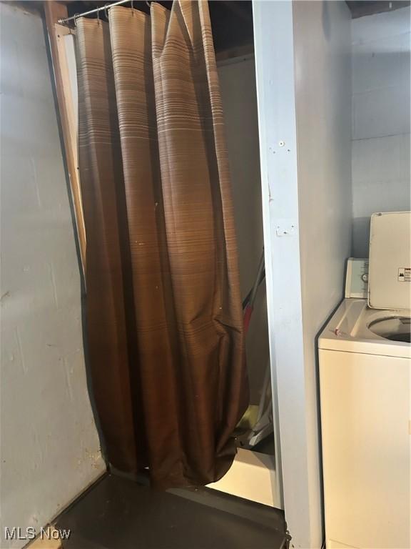 7438 Westview Dr, Youngstown, OH 44512 - full bathroom with washer / dryer