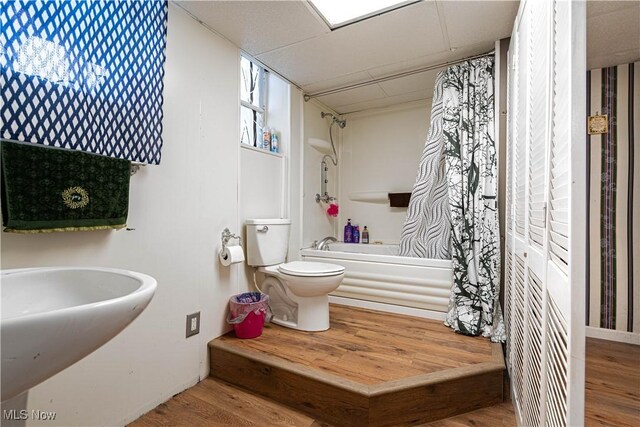 1701 19th Ave, Parkersburg, WV 26101 - full bathroom featuring shower / bath combo with shower curtain, wood finished floors, and a drop ceiling