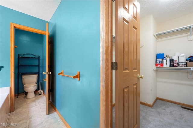 2919 Pepper Hill Cir, Akron, OH 44312 - bathroom featuring a textured ceiling and a tub