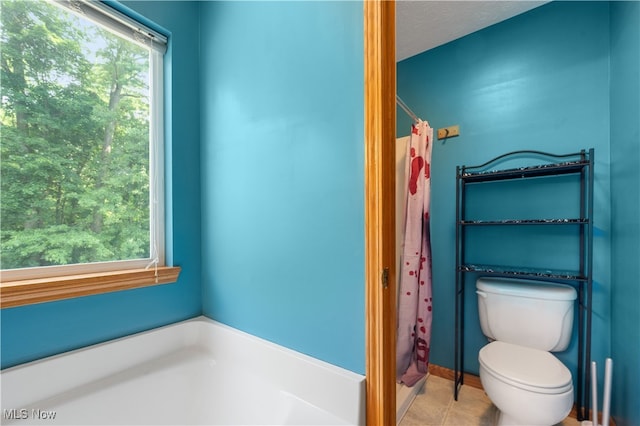 2919 Pepper Hill Cir, Akron, OH 44312 - full bath featuring healthy amount of natural light, a tub, and a shower with shower curtain
