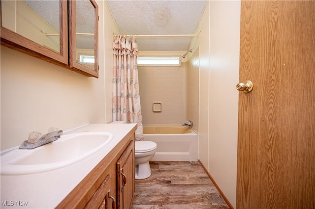 2500 Mcclintocksburg Rd, Deerfield, OH 44411 - bathroom featuring wood finished floors, vanity, shower / tub combo with curtain, and a textured ceiling