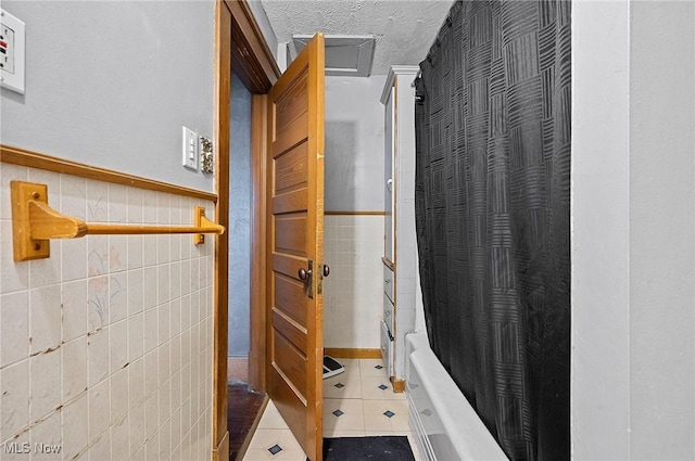 908 W 20th St, Lorain, OH 44052 - bathroom with tile patterned flooring and shower / bath combo