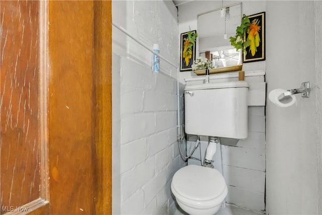 3400 W 118th St, Cleveland, OH 44111 - half bathroom featuring toilet
