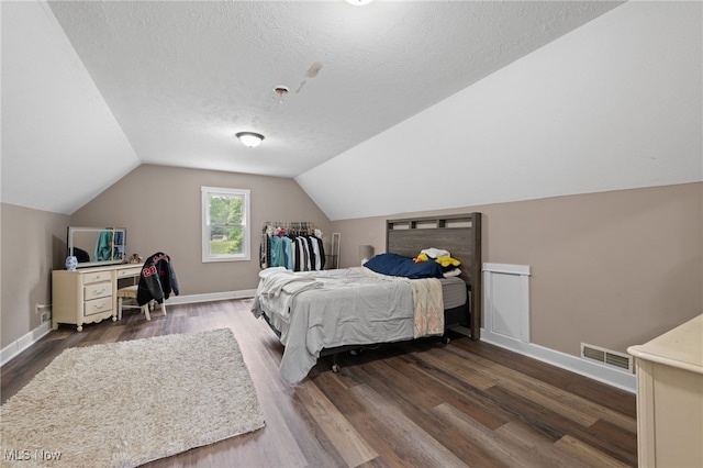 12230 Country Oaks Trl, Chardon, OH 44024 - bedroom with dark wood-style floors, lofted ceiling, and a textured ceiling