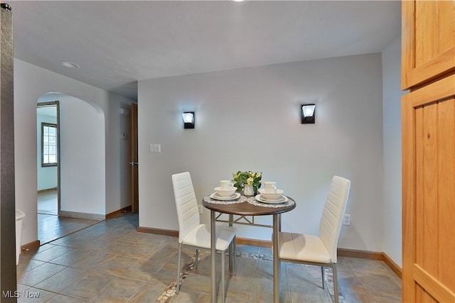 374 Glendola Ave NW, Warren, OH 44483 - dining area with arched walkways and baseboards
