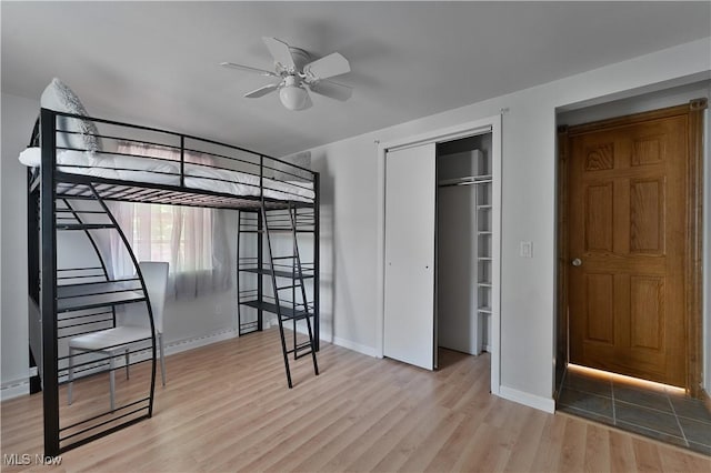 374 Glendola Ave NW, Warren, OH 44483 - unfurnished bedroom featuring wood finished floors, a closet, and a ceiling fan