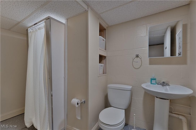 374 Glendola Ave NW, Warren, OH 44483 - bathroom with a drop ceiling, concrete block wall, and curtained shower