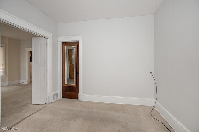 627 E 126th St, Cleveland, OH 44108 - unfurnished room featuring baseboards and light carpet
