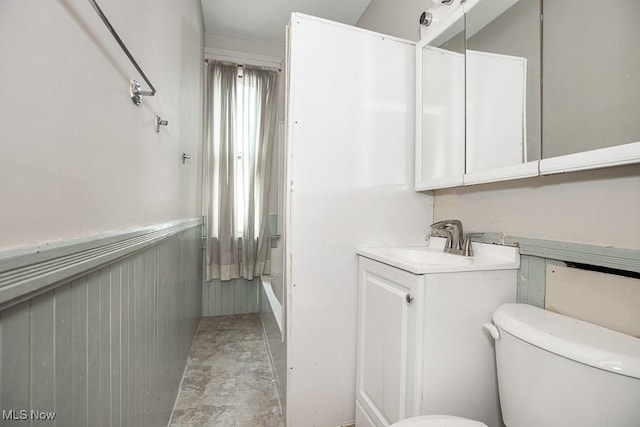 627 E 126th St, Cleveland, OH 44108 - full bath featuring vanity and wainscoting