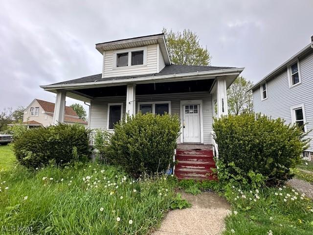 6108 Gateway Blvd S, Elyria, OH 44035 - bungalow-style house featuring covered porch