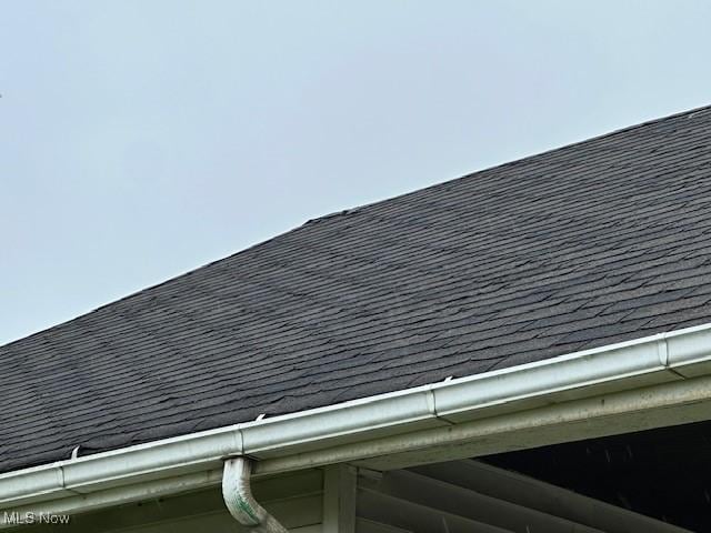 6108 Gateway Blvd S, Elyria, OH 44035 - exterior view of a shingled roof
