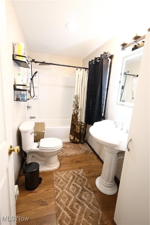 148 Summerberry Ln, Niles, OH 44446 - bathroom featuring shower / bath combo with shower curtain and wood finished floors