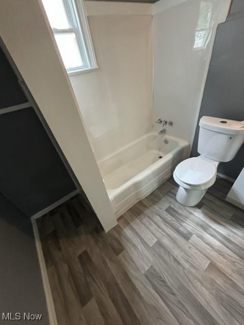 8910 Harris Ave, Cleveland, OH 44104 - full bath with wood finished floors and washtub / shower combination