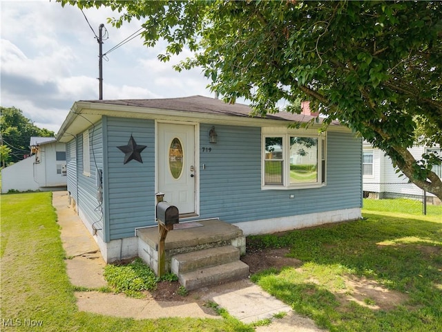 719 Pomeroy Pike, Belpre, OH 45714 - view of front of home with a front lawn