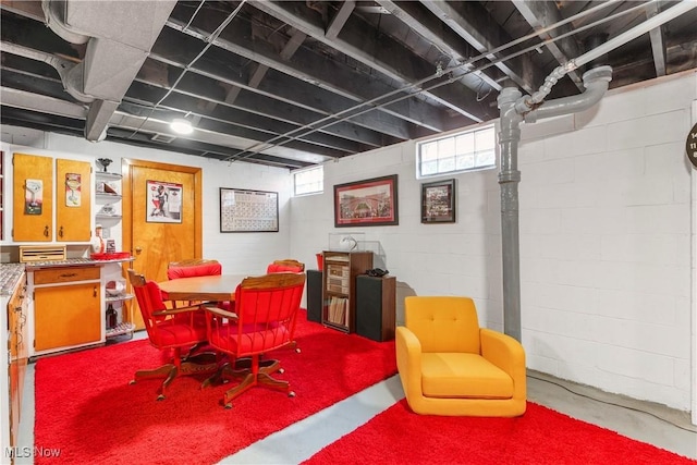 230 Hamilton Blvd, Struthers, OH 44471 - dining area featuring concrete floors