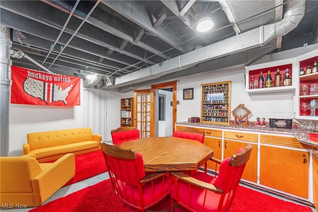 230 Hamilton Blvd, Struthers, OH 44471 - dining area with a bar