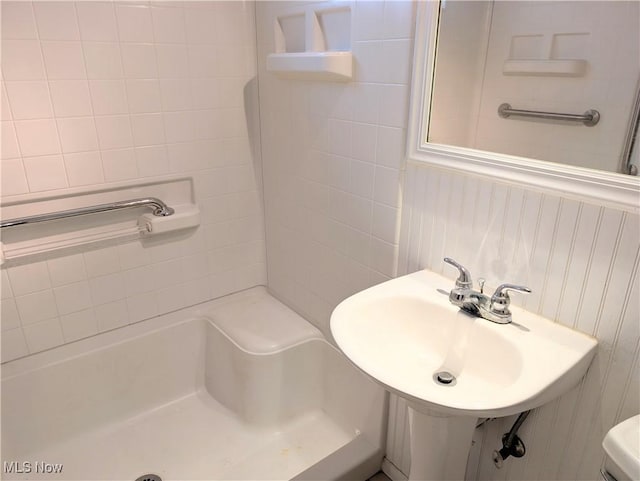 173 6th St SW, Brewster, OH 44613 - full bathroom featuring a shower and a sink