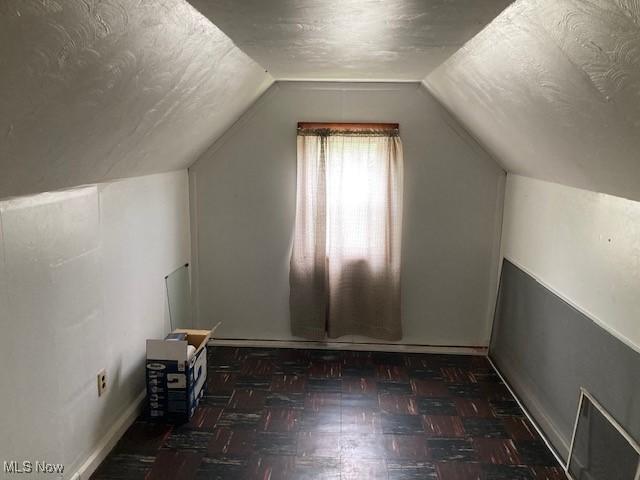 4315 W 137th St, Cleveland, OH 44135 - bonus room featuring vaulted ceiling and a textured ceiling