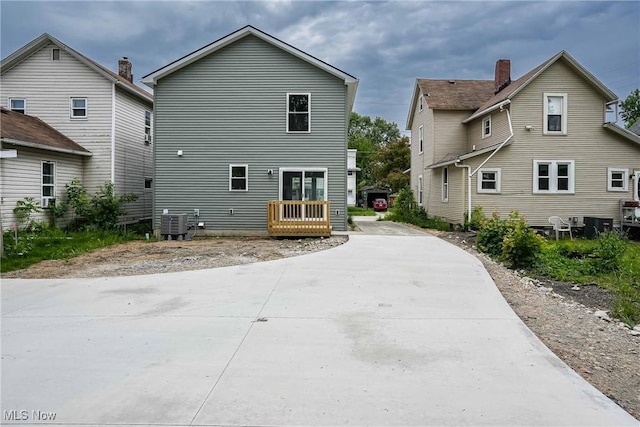 583 Creedmore Ave, Barberton, OH 44203 - back of property with driveway