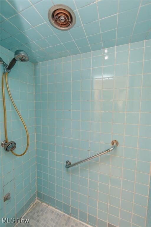 2375 Glendon Rd, University Heights, OH 44118 - bathroom featuring a tile shower