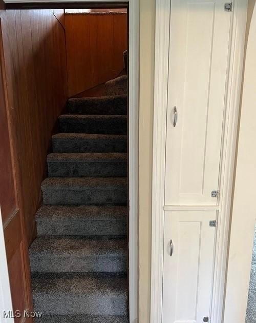 920 Washington Ave, Girard, OH 44420 - view of stairs
