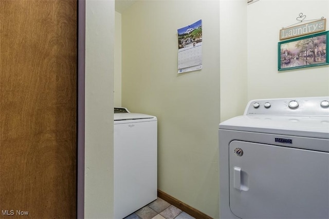 456 Hickory Ln, Salem, OH 44460 - laundry area with washer and dryer and baseboards