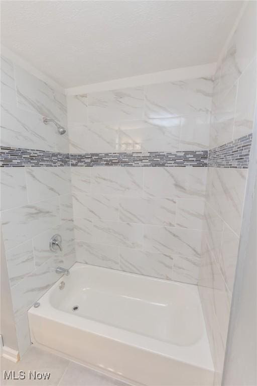 6114 Crossview Rd, Seven Hills, OH 44131 - full bath featuring shower / washtub combination
