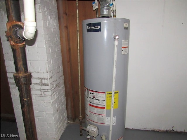 4078 E 154th St, Cleveland, OH 44128 - utility room featuring gas water heater