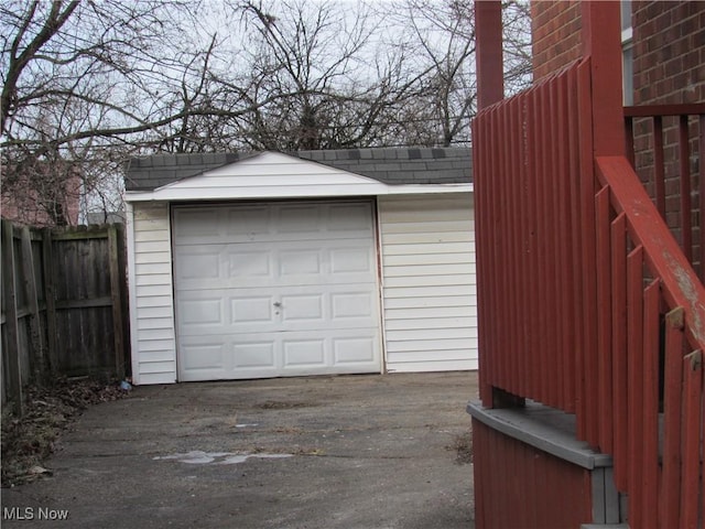 4078 E 154th St, Cleveland, OH 44128 - garage with driveway
