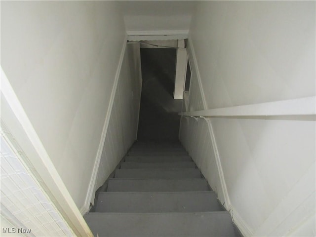 4078 E 154th St, Cleveland, OH 44128 - view of staircase
