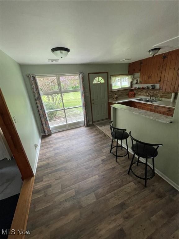 1781 Pleasant Valley Rd, Girard, OH 44420 - kitchen with dark wood-type flooring, a breakfast bar, and a peninsula