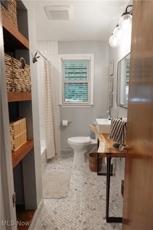 320 Brookfield Ave, Boardman, OH 44512 - full bath featuring toilet and shower / bath combo with shower curtain