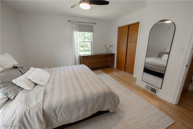 320 Brookfield Ave, Boardman, OH 44512 - bedroom with light wood finished floors, a ceiling fan, and a closet