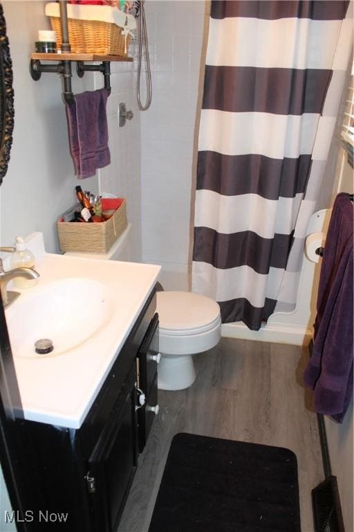 2869 Wexford Blvd, Stow, OH 44224 - bathroom featuring wood finished floors, curtained shower, and vanity