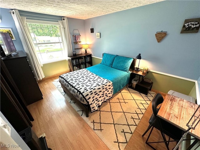 132 Dennis Dr, Cortland, OH 44410 - bedroom featuring wood finished floors and a textured ceiling