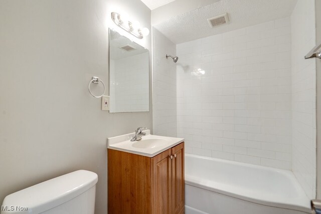 640 E 261st St, Euclid, OH 44132 - full bath featuring vanity and bathtub / shower combination