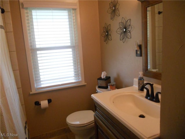 374 Clarmont Rd, Willowick, OH 44095 - full bath featuring vanity and curtained shower